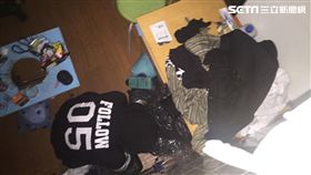 一名家住台北市28歲的忻姓男子，昨天早上獨自開車行經新店中安大橋時，突然一輛白色賓士跨越槽化線，當下他緊急煞車並向對方按喇叭警示，不料對方卻下車對忻男嗆聲，甚至還將槍伸出窗外「碰」的一聲對空鳴槍，隨後2人加速逃逸，忻男嚇的立刻至派出所報案。警方循線追查後，今天凌晨警方前往涉嫌開槍陳男住處時，陳男躲在牆壁角落不敢回應警方敲門，最後被員警從冷氣孔縫隙中發現陳男，當下喝令陳男開門，陳男最後才乖乖就範。