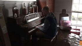 水中彈鋼琴／Storyful News YouTube
