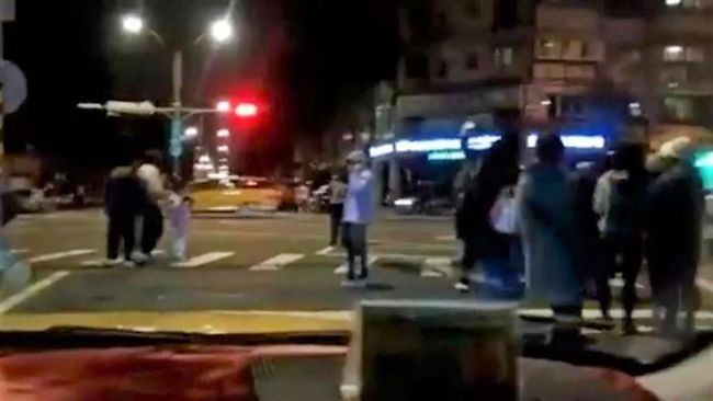 跨年夜想看煙火　近百民眾佔據道路