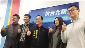 丁守中競選辦公室4發言人亮相宣布參選台北市長的前立委丁守中（中）2日舉辦「『青年看市政』影音短片暨競選辦公室發言人」發表記者會，4名年輕發言人詹為元（右起）、劉思吟、田長沛（左起）和楊植斗首度亮相。中央社記者黃麗芸攝　107年1月2日