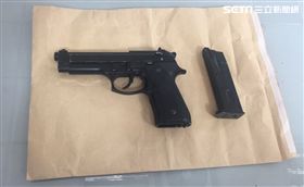 家住台北市28歲的忻姓男子，昨天在新店中安大橋上發生行車糾紛，不料對方卻下車對忻男嗆聲，甚至還將槍伸出窗外「碰」的一聲對空鳴槍，隨後2人加速逃逸，開槍的陳姓男子今天凌晨已被警方逮捕。忻男昨天向媒體投訴爆料指出，明知對方有開槍，為何警方是以妨害自由來開立三聯單，認為警方大案小辦。新店警分局則說：「是對方誤解，一切都有依規定處理。」