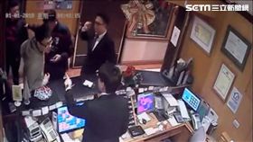 5男1女酒後欲投宿台北市士林區星美飯店，遭到飯店人員以客滿回絕，一行人便砸毀大廳玻璃門洩憤，警方循線傳喚4人到案，訊後依恐嚇及毀損等罪送辦（翻攝畫面）