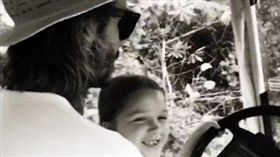 貝克漢讓女兒哈珀開車（圖／翻攝自維多莉亞IG）