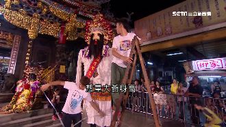 香蕉扛「大爺」　身長一樓高聞名全台