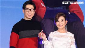 品冠新專輯「言外之意」發片，好友梁靜茹帶來一隻送子鳥祝福，兩人現場合唱一段歌曲。（記者邱榮吉/攝影）