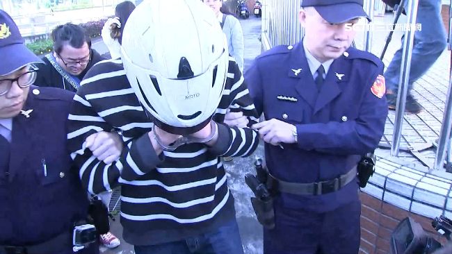 賓士男被叭開槍耍狠　被逮龜縮牆角