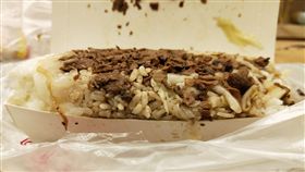  老闆說飯剩一點，女網友回家打開便當傻眼。（圖／翻攝爆廢公社）