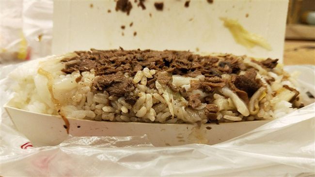 老闆把剩飯都給她　這便當高度超狂…