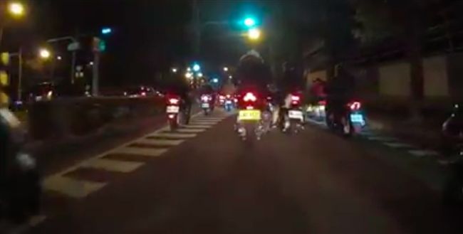 不爽碰撞竟出腳踹車？黃牌駕駛恐GG