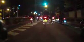 不爽碰撞竟出腳踹車？黃牌駕駛恐GG