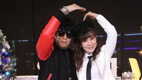 龍千玉、曹西平一起上「安安大明星」直播吹哨子High翻天。（記者邱榮吉/攝影）