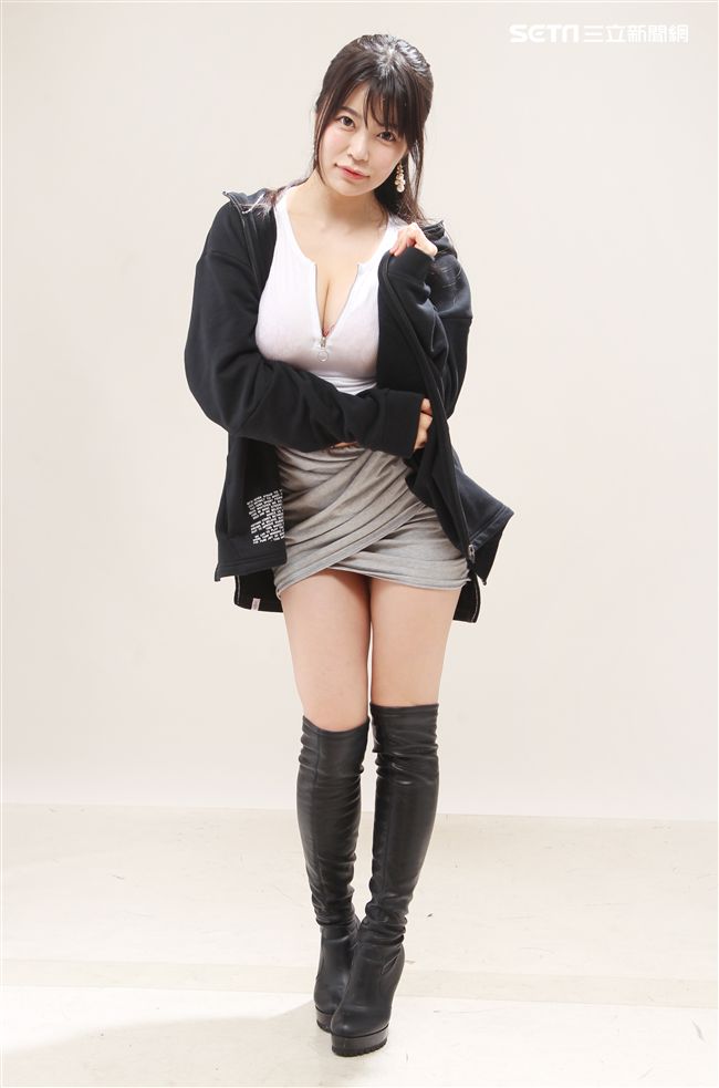 日本寫真集女郎澀谷由里接受三立新聞網獨家專訪。（記者邱榮吉/攝影）