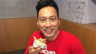 獨門醬料配鮮嫩肉塊　他開餐廳超美味