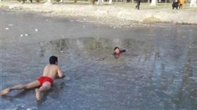 中國大陸,薄冰,墜湖,冰湖,裸身,救援（圖／翻攝自央視微博）