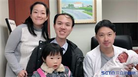 日籍媽媽（左1）意志堅強，與醫師蕭勝文（右1）一起努力不願放棄任何機會，總算把無法存活的22週極重度早產兒，推回子宮內，幸運地可以足月生產。（圖／台北長庚醫院提供）