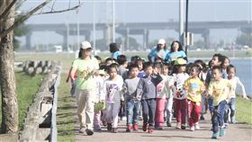 全台晴朗　把握好天氣中央氣象局表示，29日全台天氣穩定，可見到陽光露臉，西半部高溫都可達攝氏30度，有老師帶著小朋友在戶外運動，把握好天氣。中央社記者吳家昇攝　106年11月29日