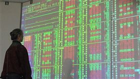 台股開高走高（1）台北股市2日開高走高，收盤漲67.87點，收10710.73點，漲幅0.64%，成交金額新台幣1035.59億元。中央社記者董俊志攝　107年1月2日