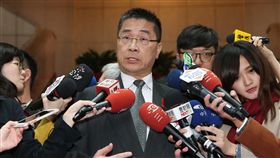 徐國勇受訪證實將兼任政委行政院發言人徐國勇（中）25日受訪時證實將兼任政委，他表示，擔任政委後仍將兼任發言人。中央社記者謝佳璋攝  106年12月25日