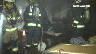 吹風機烘腳反燒屋　婦整臉燻黑被救出