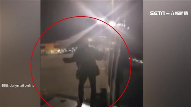 班機誤點…乘客開逃生門「跳機」閃人