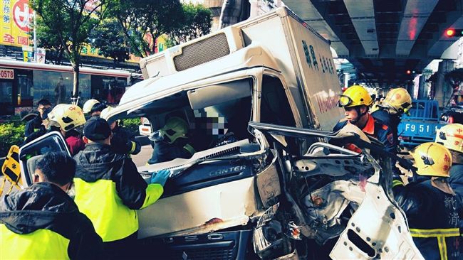 小貨車不明原因自撞橋墩　消防急救援