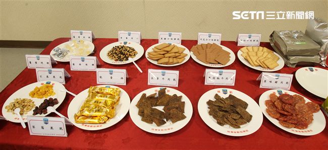 國軍新式野戰口糧及加熱式餐盒公開展示，口味選擇多樣性、提升食用飽足感。（記者邱榮吉/攝影）