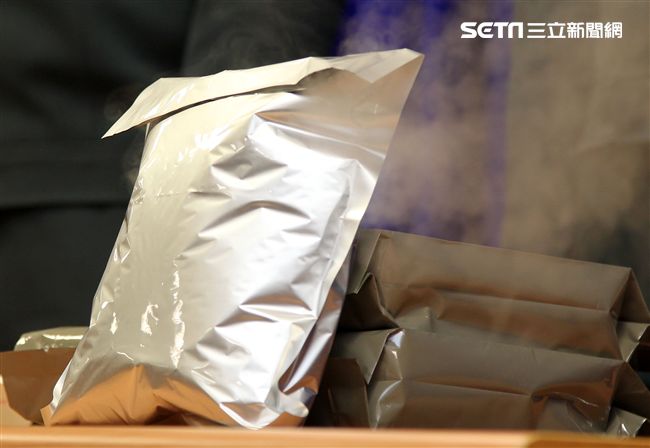 國軍加熱式餐盒公開展示，口味選擇多樣性、提升食用飽足感。（記者邱榮吉/攝影）