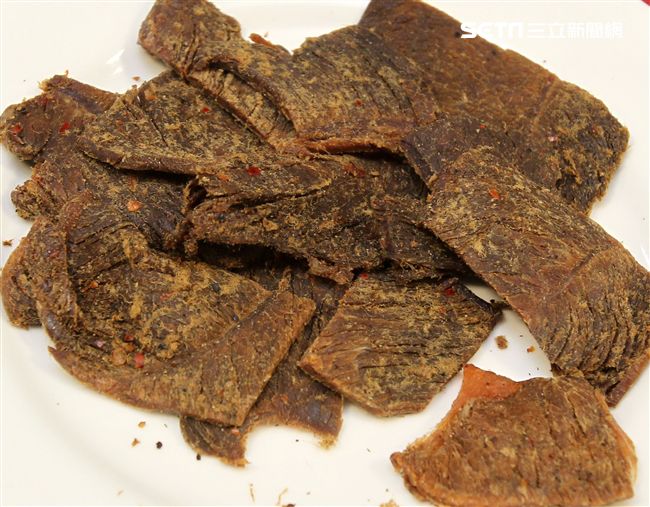 國軍新式野戰口糧黑胡椒牛肉乾。（記者邱榮吉/攝影）