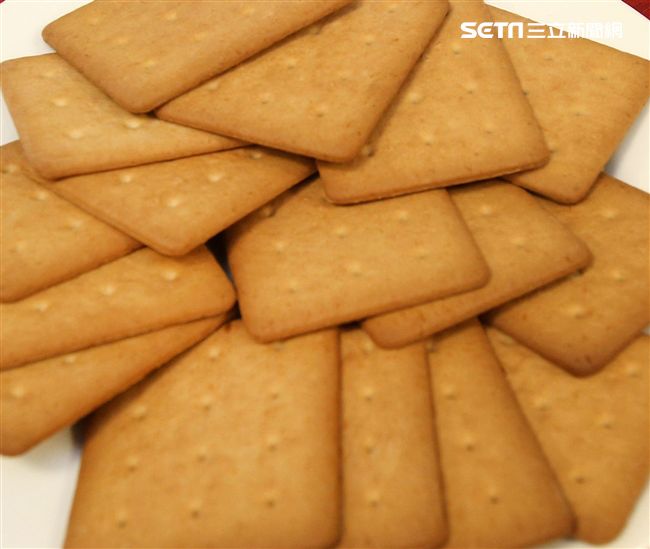 國軍新式野戰口糧黑糖口味餅乾。（記者邱榮吉/攝影）。（記者邱榮吉/攝影）