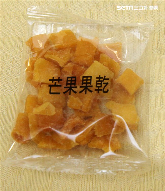國軍新式野戰口糧芒果乾。（記者邱榮吉/攝影）