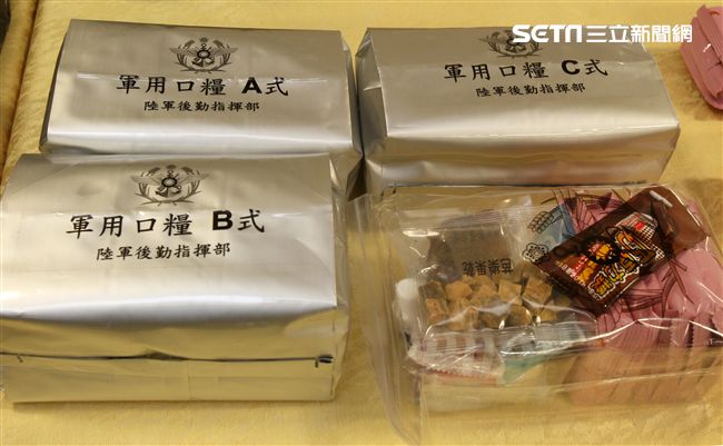 國軍新式野戰口糧。（記者邱榮吉/攝影）
