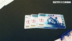 朱男開設天九牌大賭場，以檳榔攤為掩護，地點則在和平醫院旁，還特製名片大小的千元鈔當籌碼，警方循線破獲該賭場，訊後依賭博罪及社維法送辦（翻攝畫面）