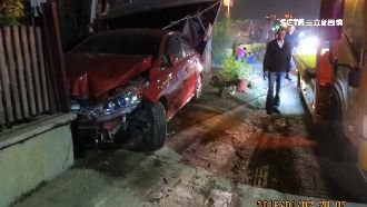 母開車載幼女挨撞　失控衝破民宅大門