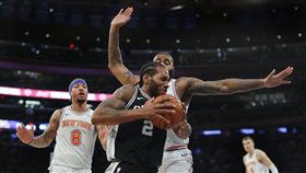▲馬刺Kawhi Leonard（前）今日攻下個人單季最高的25分。（圖／美聯社／達志影像）