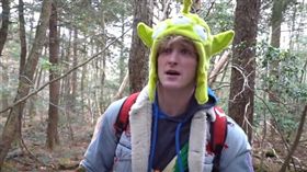 美國一名22歲知名搞笑網紅兼演員保羅（Logan Paul），前往日本「自殺森林」拍攝死者屍體上傳至YouTube，引起網友撻伐。對此，保羅在推特上道歉，並承諾會改過自新，而該段影片也因違規，目前已被下架。（圖／翻攝自YouTube《Jhb Memes》）