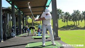 ▲富邦悍將選手胡金龍練習高球。（圖／記者蕭保祥攝）