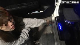 ▲莊女因持有K他命，遭警方盤查並帶回偵辦。（圖／翻攝畫面）