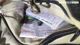 桃園一名44歲的羅姓女子，今天凌晨1時許，獨自徘迴並呆坐在土城區延壽路路旁花圃內，巡邏的員警發現有異，上前盤查，果然在羅女的包包內發現一小包安非他命，並在花圃旁又拾獲另一小包安非他命，詢問羅女時，羅女疑似剛施用完毒品神智不清，竟辯稱不知道自己身上包包內的毒品從哪裡冒出來的，卻承認一旁花圃內的毒品是她的，讓承辦的員警也不禁搖頭感嘆說：「吸毒吸到傻了！」