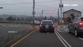 闖紅燈不看後照鏡！警車秒追攔車開罰