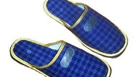 竊賊偷機油想落跑，敗在腳上穿著突兀的室內拖鞋被警方攔查。（拖鞋示意圖／翻攝維基百科）