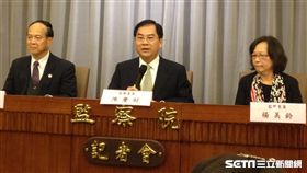 監察委員陳慶財(中)、楊美鈴(右)及方萬富(左)糾正行政院及勞動部.勞基法有疏失。(圖／記者李英婷攝)