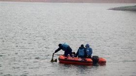 16:9
冰層破裂垂釣男落水掙扎1小時　岸邊無人救援還開直播圍觀
圖／翻攝自微博