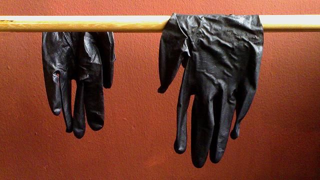 16歲少年下體插手套　吊死家門口