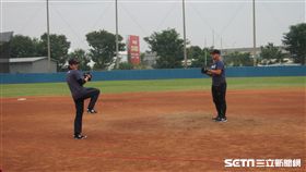 ▲高雄左營國慶球場今年將是樂天巨人春訓場地，圖為陳冠宇、胡智為在YY棒球營亮相。（資料照／記者蕭保祥攝）