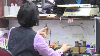 硬凹包裹下午送達　男子鬧郵局挨轟