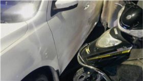 車禍,車門,電動車,擦撞,大陸,蘇州,江蘇,烏龍,上錯車　圖／翻攝自微博