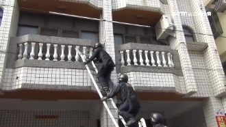 架梯破窗攻堅　警破詐騙機房逮29人
