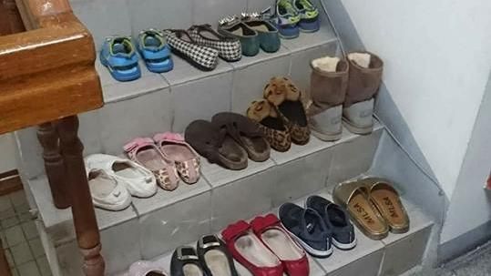 樓梯間當自己家　鞋子排好排滿惹眾怒