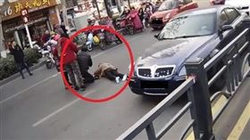 大陸江蘇連雲港市有一位爺爺開車載孫子上學，不料途中與一名行人發生擦撞，爺爺下車查看時，孫子突然爬進到駕駛座踩油門，導致車子暴衝碾過行人，所幸該名行人送醫後沒有大礙。（圖／翻攝自梨視頻）