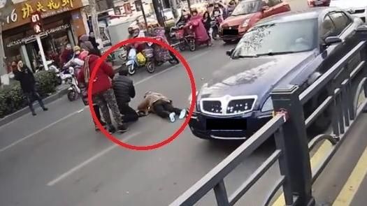 阿公撞人下車看…7歲孫誤踩油門輾人